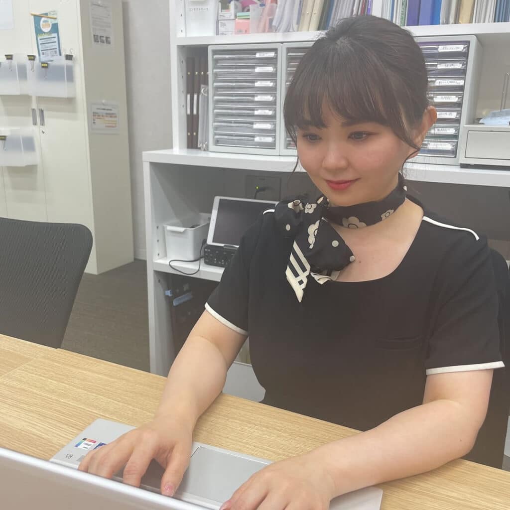 事務業務をするeクリニックの受付カウンセラー