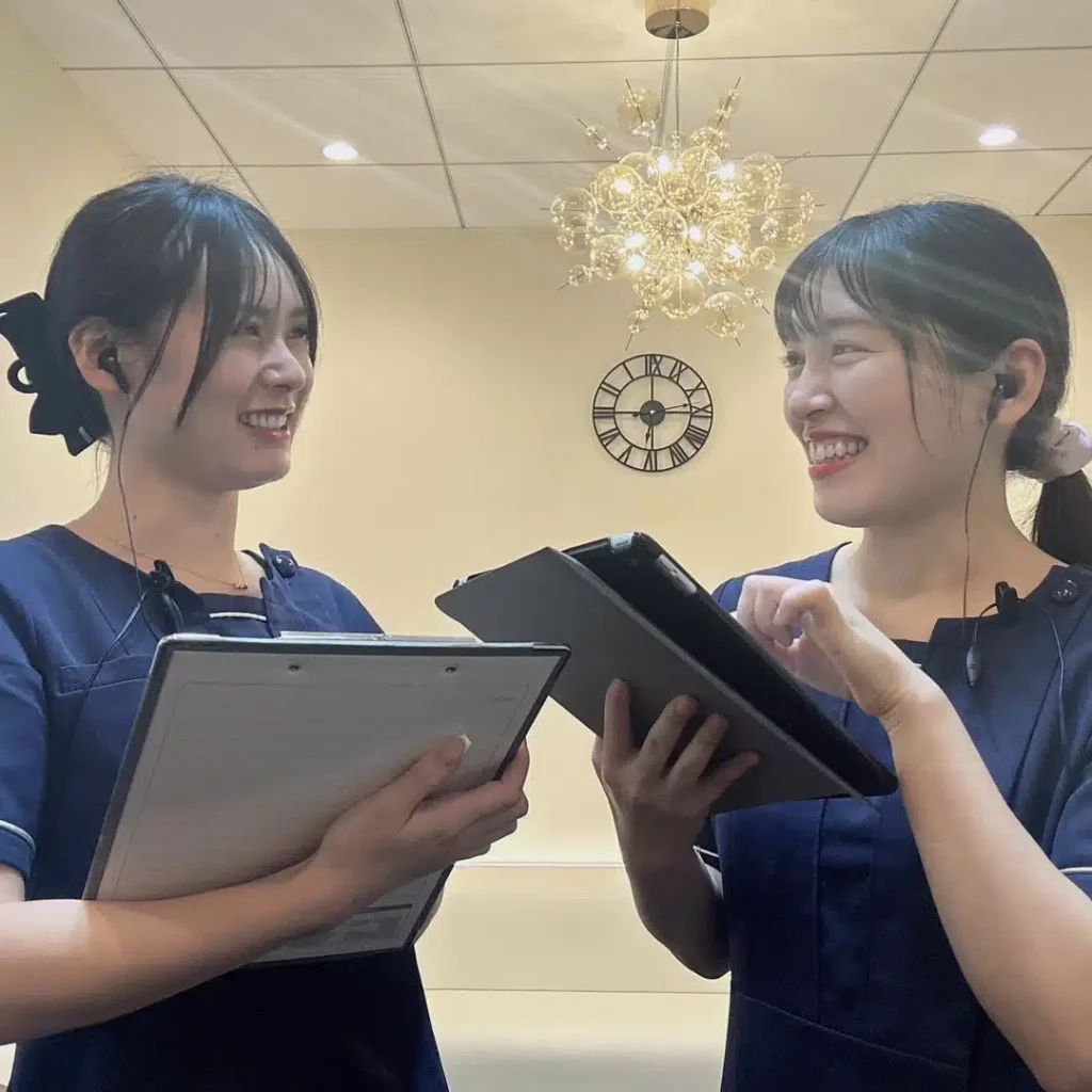 スタッフと打合せをするメディアアシスタント