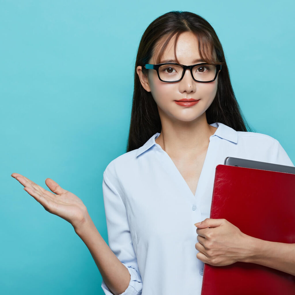 クリニックの注意点を説明している看護師