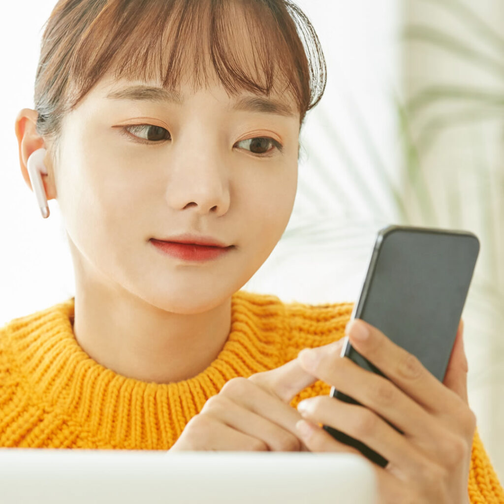 脂肪吸引の拘縮を軽減させるセルフケア方法を調べている女性
