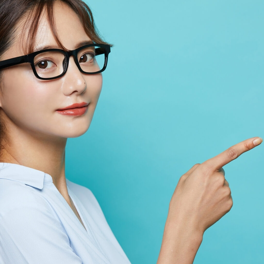 埋没法がおすすめな人を案内している女性