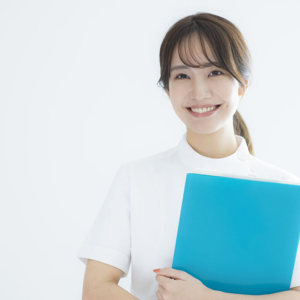 eクリニックの糸リフトがおすすめな理由を説明している看護師