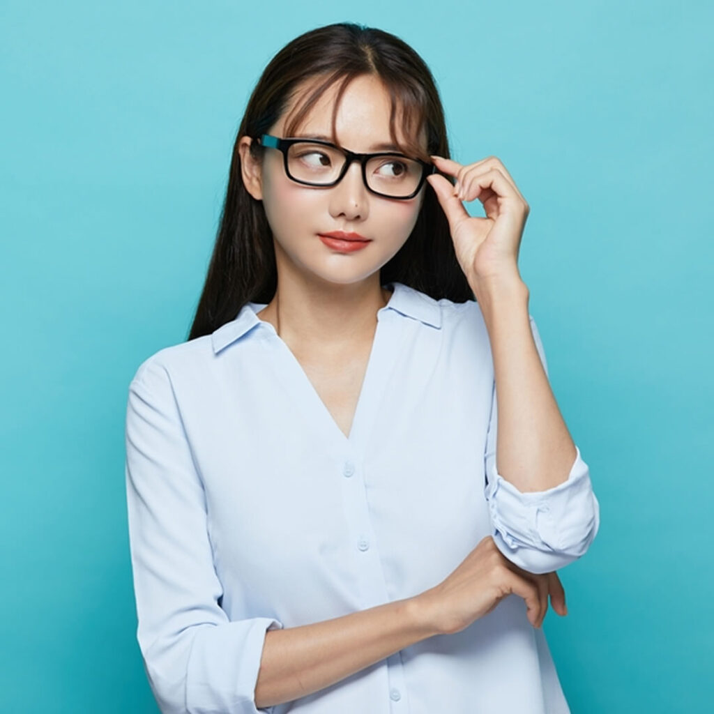 広島で目の下の脱脂の名医を選ぶポイントを説明している看護師