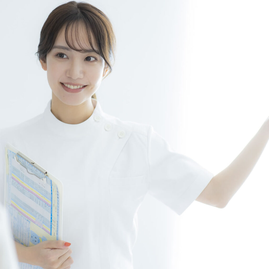 避妊インプラントのデメリットやリスクについて説明している看護師