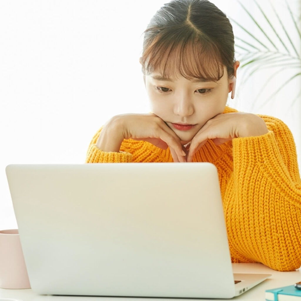 クマ取りでよくある失敗例を調べている女性