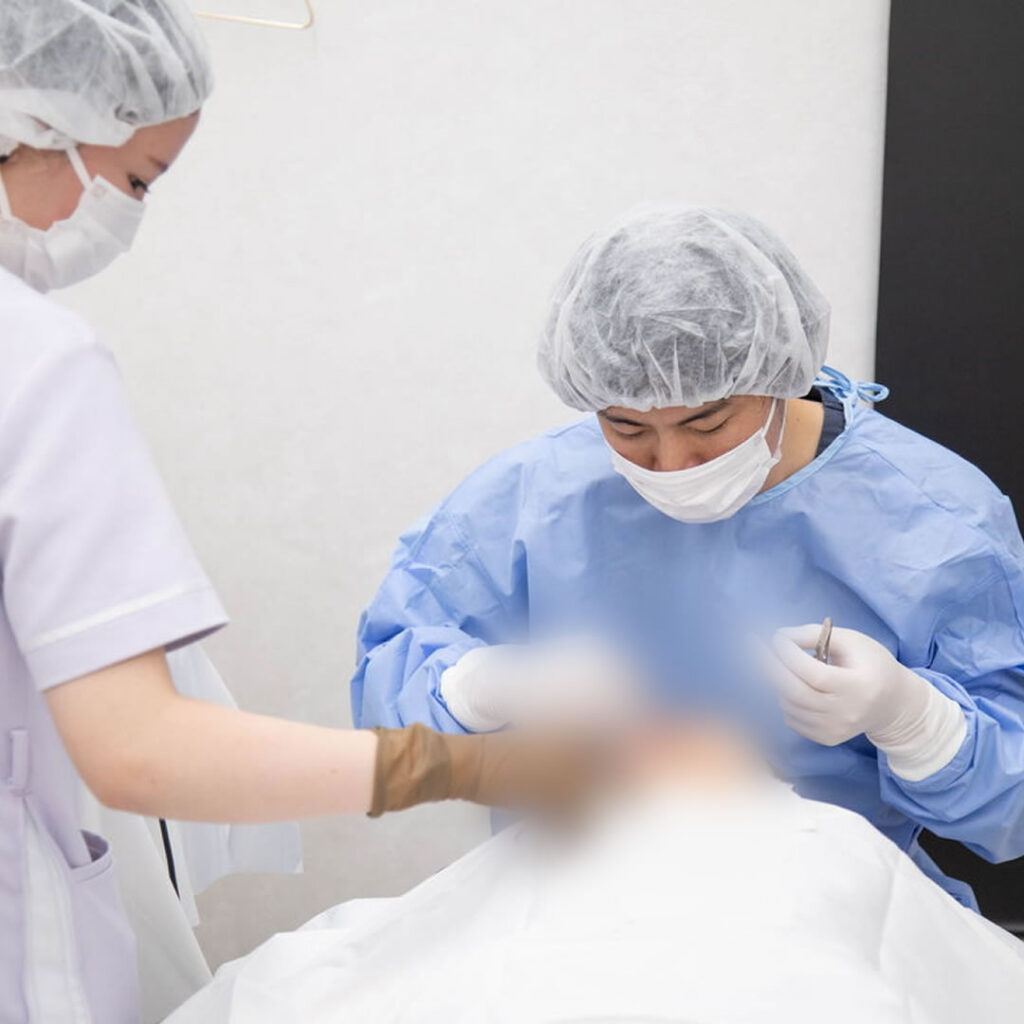 鼻の美容整形の手術をしているところ