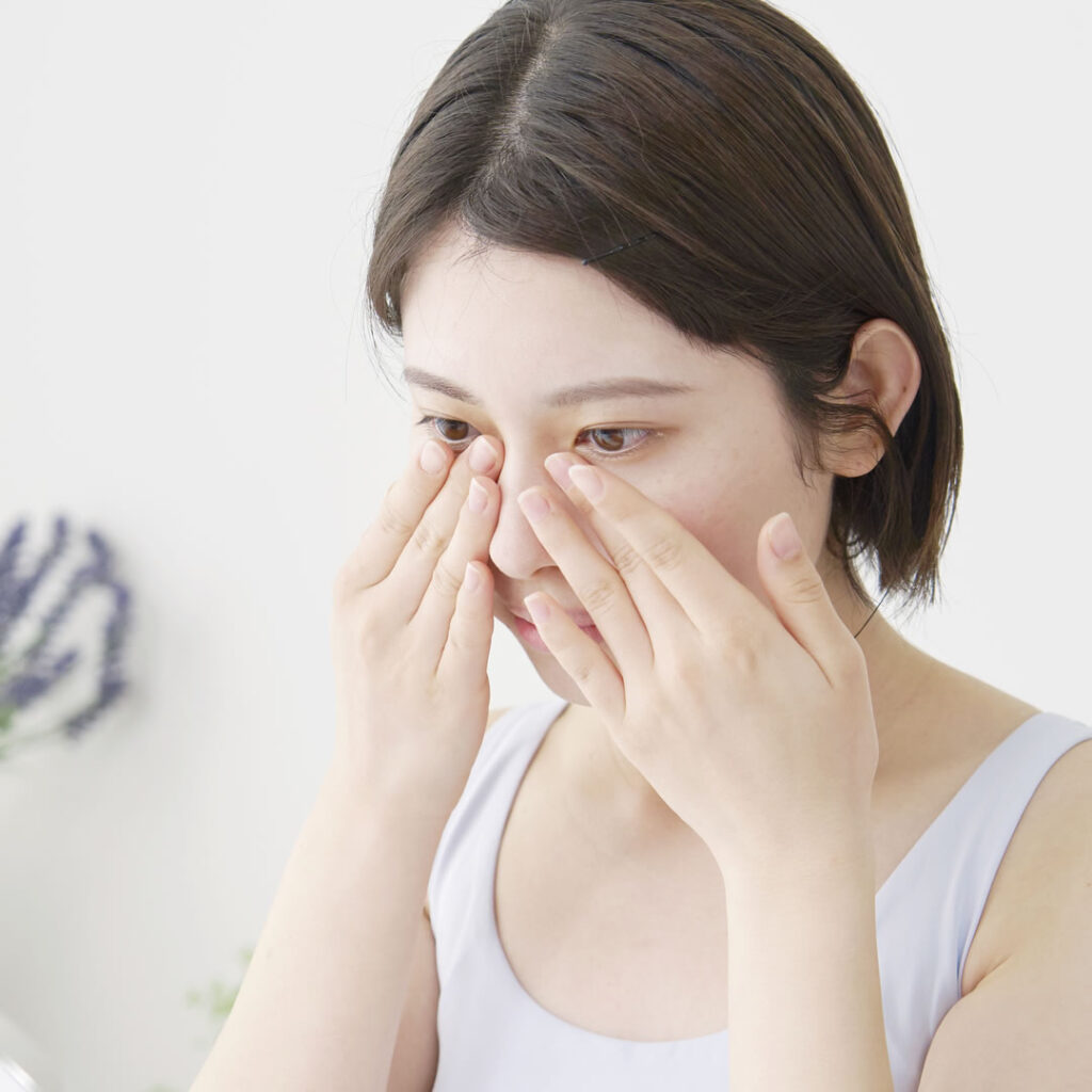 クマが気になっている女性