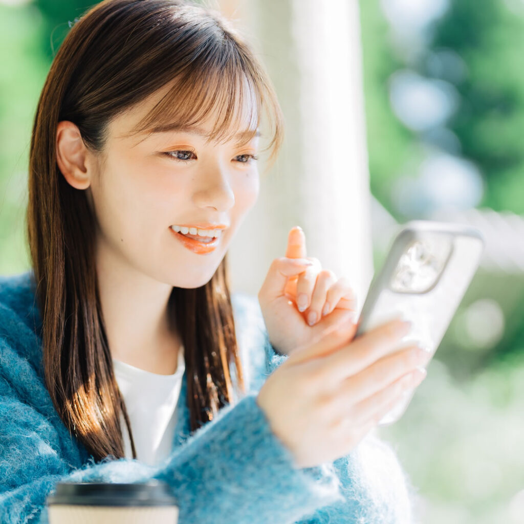 二重整形の名医を探している女性