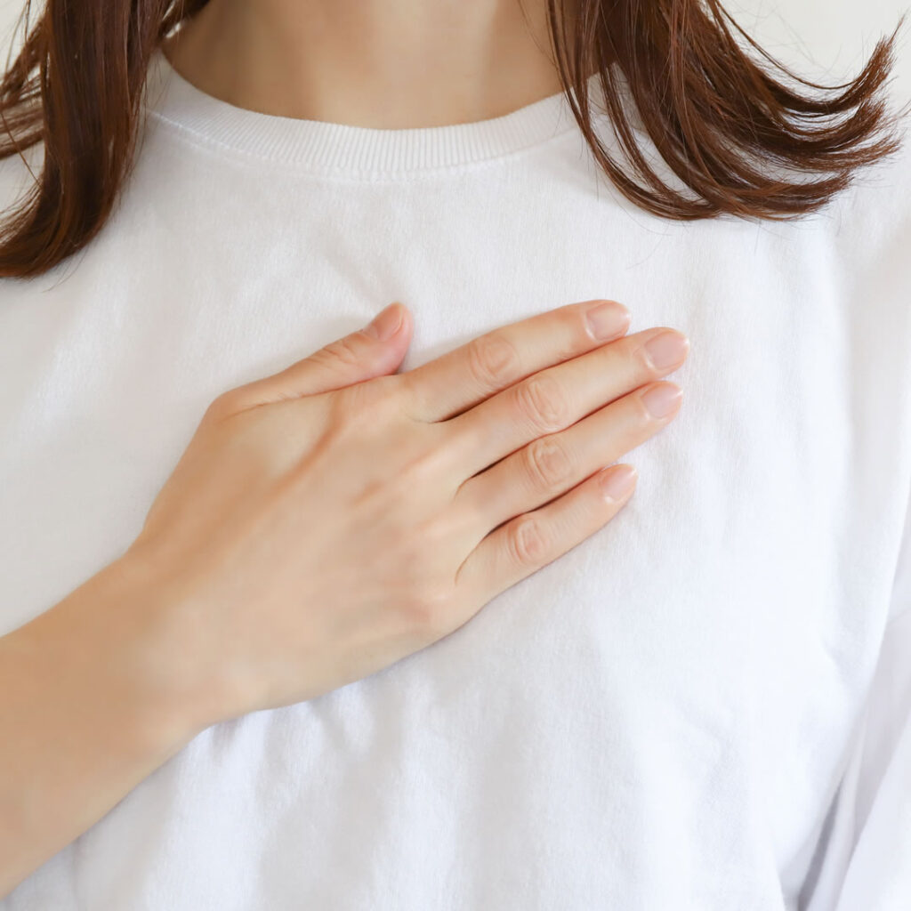 胸に悩みのある女性