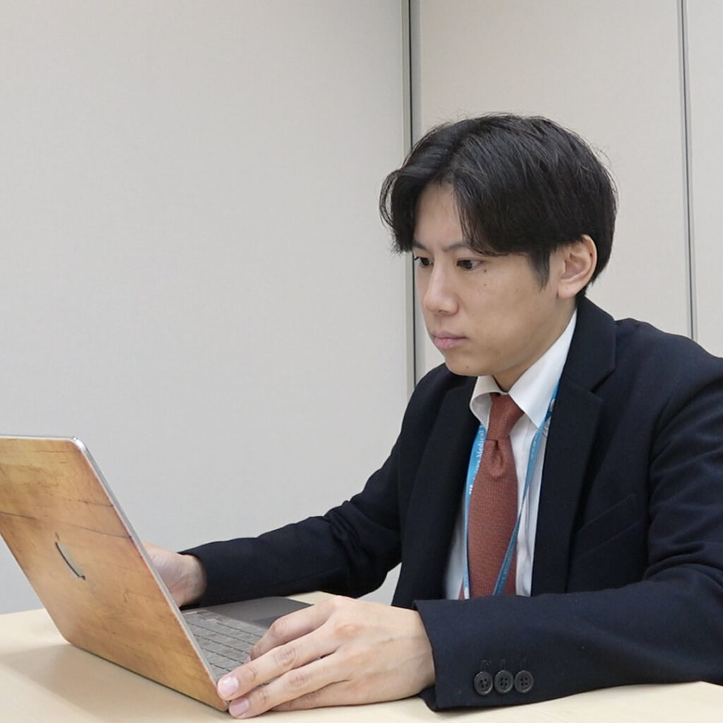 第3回 日本美容医療学会 学術総会の会場で準備をしている相原隆充医師